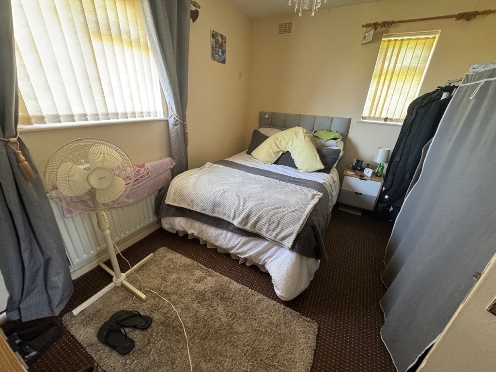 Lot: 151 - THREE-BEDROOM SEMI-DETACHED HOUSE - RESIDENTIAL INVESTMENT - Bedroom 2